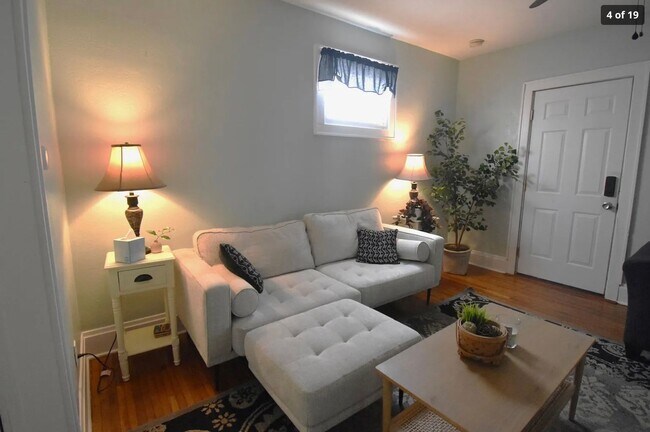 Foto del edificio - 2475 Indianola Ave