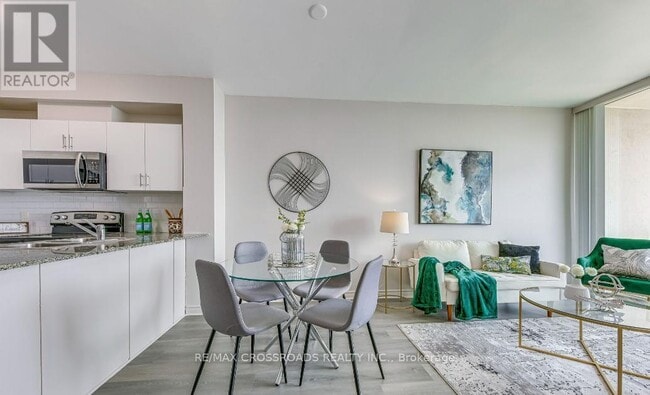 Building Photo - 3504 Hurontario St