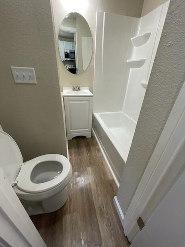 Building Photo - 2 Bedroom 1 Bath - Fenced In Back Yard - E...