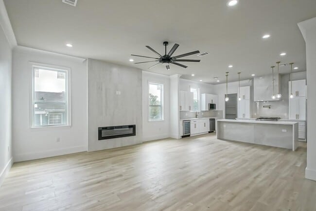 Living 1 - 2416 Prentiss Ave