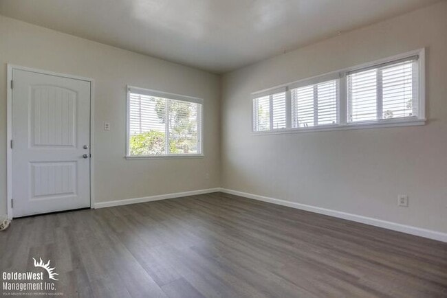 Building Photo - Beautiful 1Bdm 1Ba Cottage-Style Apartment...