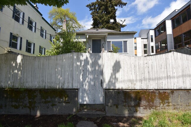 Building Photo - Updated Two-Bedroom House with Yard in Fremont!