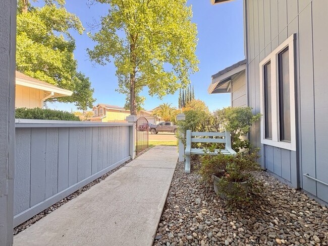 Foto del edificio - Beautiful 3 bedroom 2.5 bathroom in Antelope!