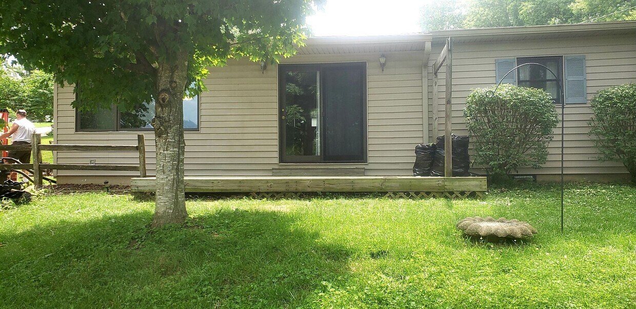 Primary Photo - 3 bedroom, 1 bath Home: Located in Elletts...