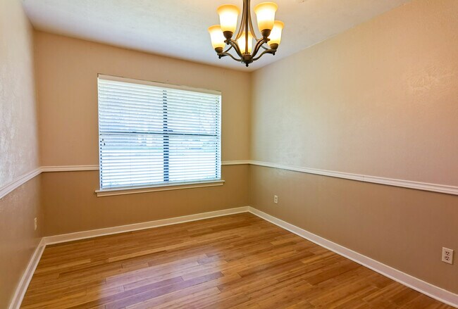 Building Photo - 200 Cheyenne Ct N