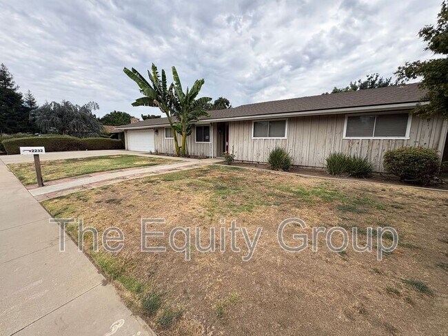 Building Photo - 2232 E Paradise Ave