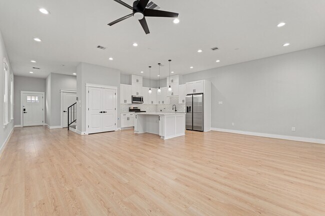 Foto del edificio - 6480 T C Jester Blvd