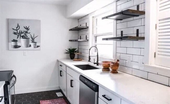 Photo - Spacious Three Bedroom Available Now! House