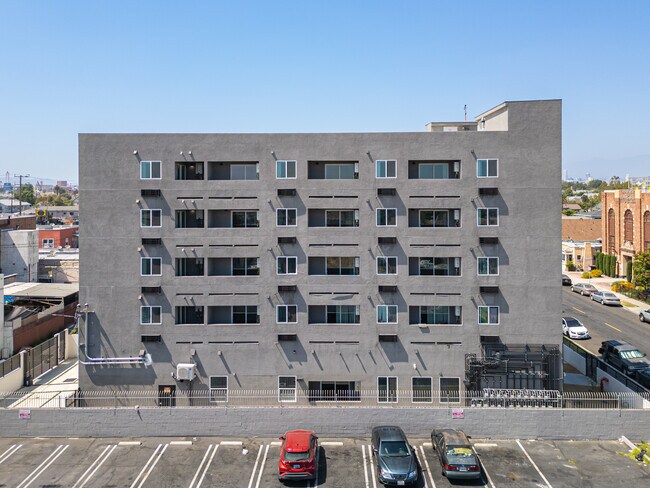Foto del edificio - 4347 Woodlawn Ave