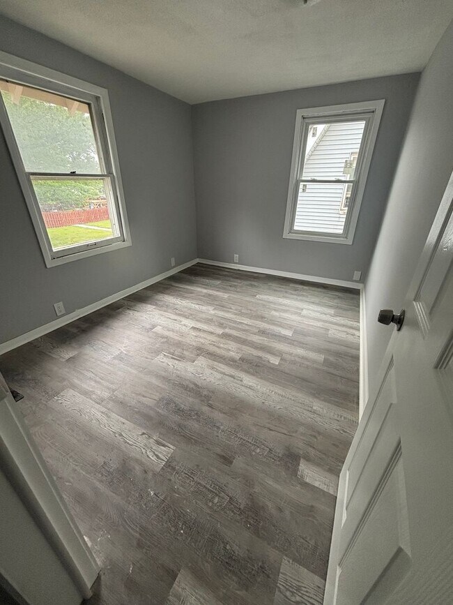 Foto del edificio - 4bd Single near lake