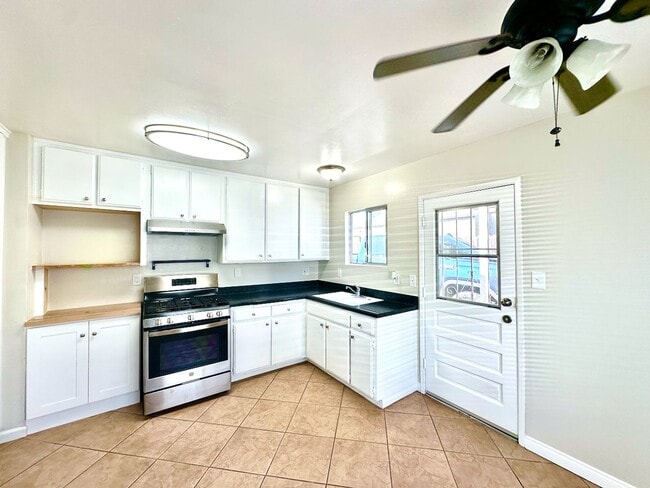 Building Photo - FOR RENT - 2 Br/1Ba 900 SF Cozy Single Sto...