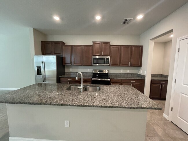 Foto del edificio - "Charming 3-Bedroom Wesley Chapel Home with Granite Finishes & Spacious 1,807 Sq Ft great Layout....