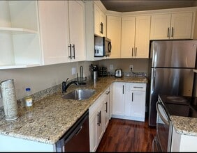 Building Photo - 2322 E Aloha St