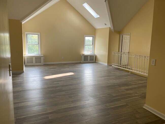 Building Photo - 466 E Main St