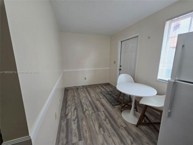 Building Photo - 9xx5 1x5th Ct