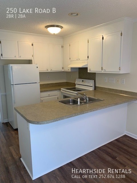 Foto del edificio - 2 Bed / 1.5 Bath Duplex on Lake Rd.