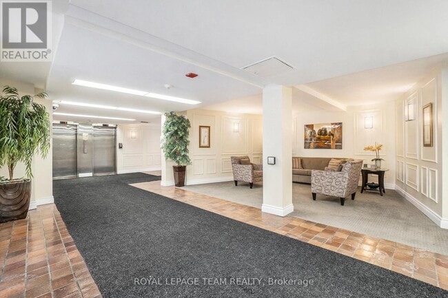 Building Photo - 1356 Meadowlands Dr E