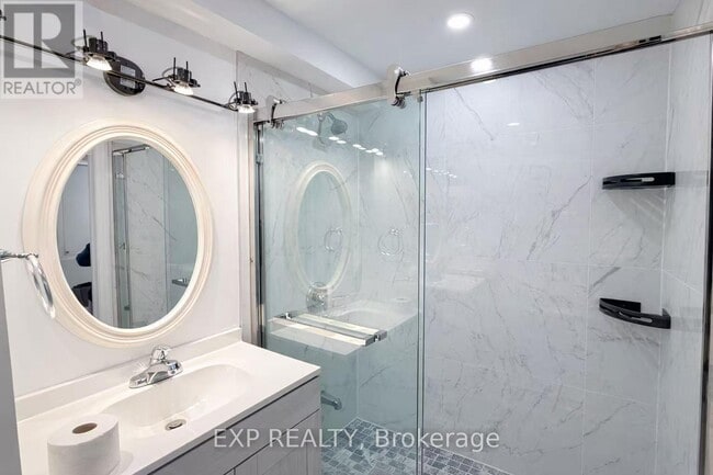 Photo du bâtiment - 135 Warren Bradley St