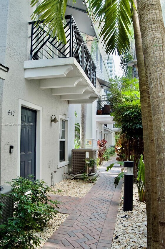 Foto principal - 452 NE 2nd Ave