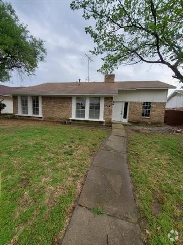 Building Photo - 2210 Greenvalley Dr