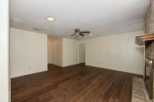 Building Photo - Bryan, 3 Bedroom 2 Bath Home!!! Covered ba...