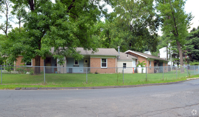 Building Photo - Glen Apartments