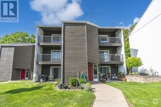 Building Photo - 1102-1102 Horseshoe Valley Rd W