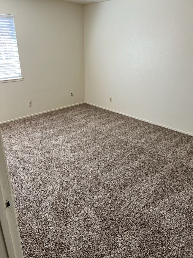 Foto del edificio - 3 Bedroom 2 Bathroom Home with Yard