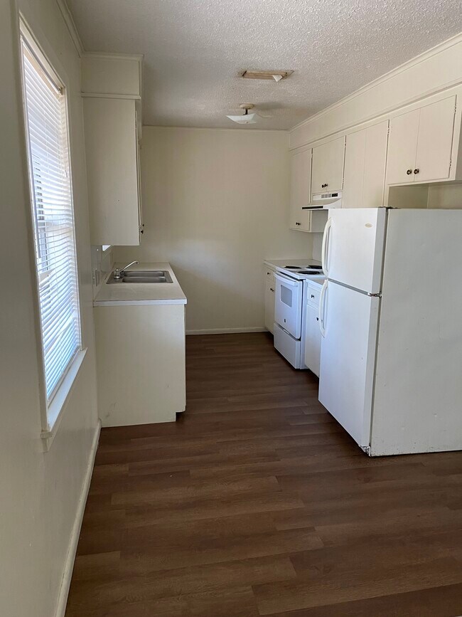 Kitchen area - 105 Arlington Dr