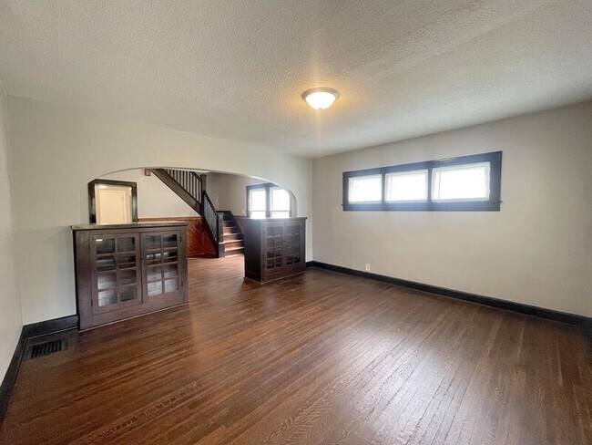 Building Photo - 918 E Tabor St