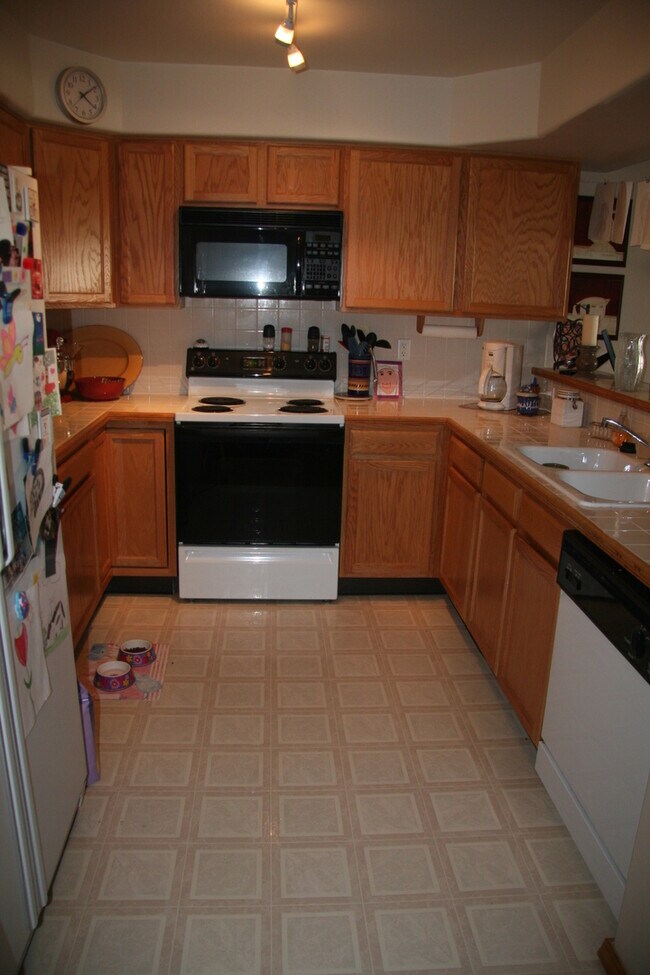 Building Photo - 3 bedroom townhome available in Saddleback...