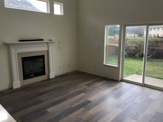 Building Photo - 3 Bedroom House For Heights On Hood River