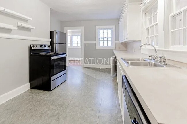 Building Photo - 408 Spring St