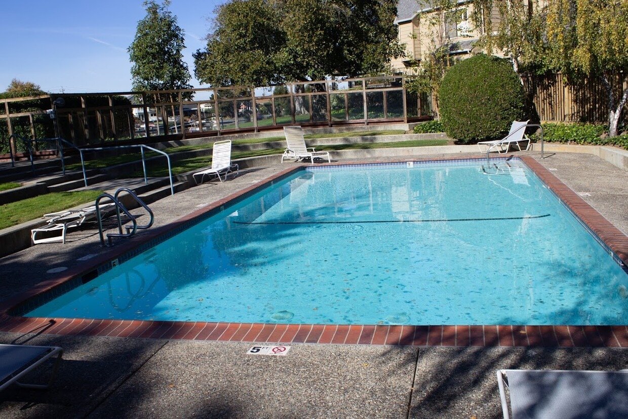 Building Photo - 1110 Shoreline Dr