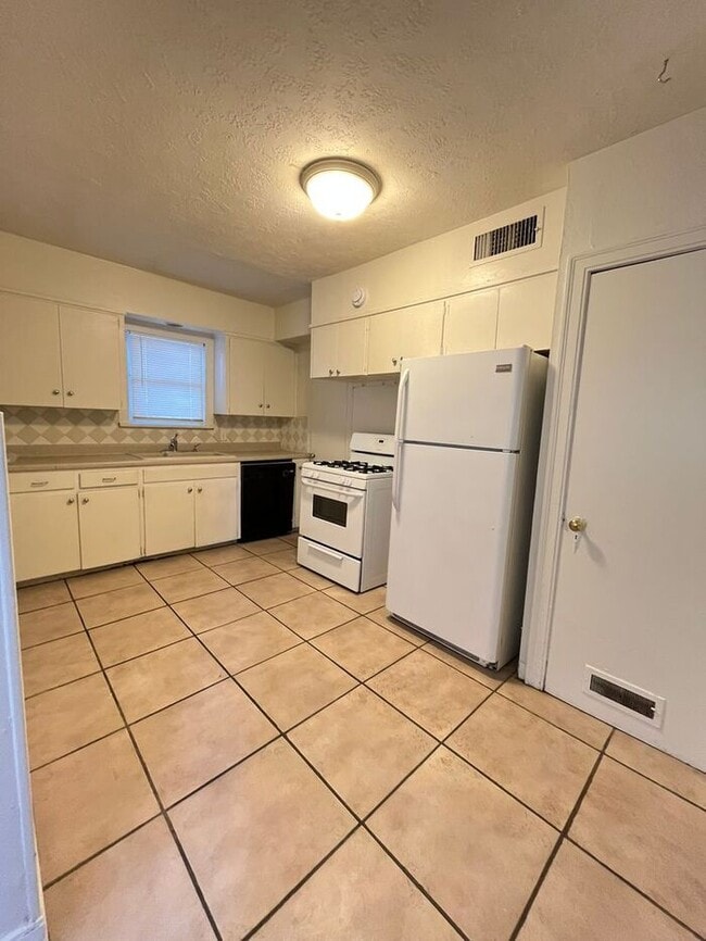 Foto del edificio - Large 2 Bed 1 Bath 1 car garage Duplex in Shartel Blvd Addn
