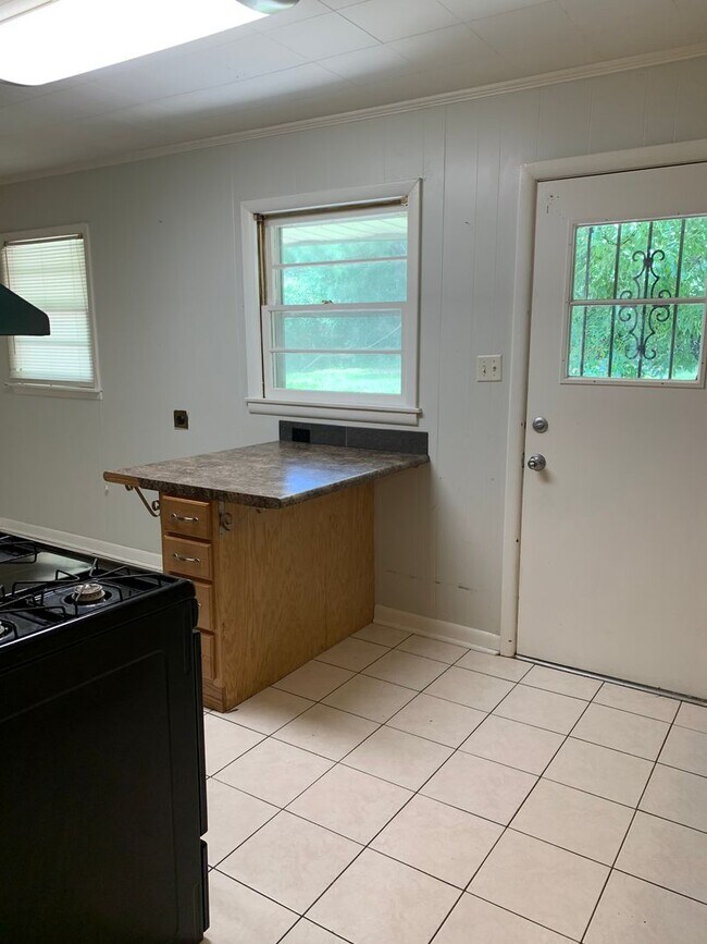 Foto del edificio - 3bed/1bath close to Southwest drive.