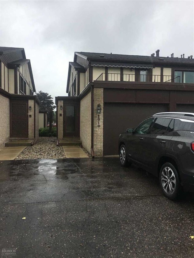 Primary Photo - 1010 Country Club Dr