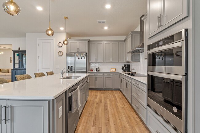 Building Photo - AVAILABLE 06/01 Welcome to your dream  home!  5bed/5bath
