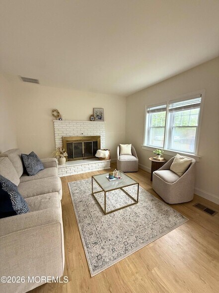 Building Photo - 484 Bara St