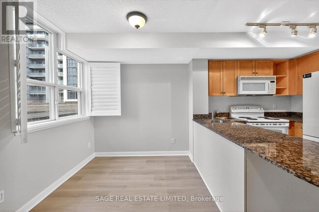 Building Photo - 323 Richmond St E