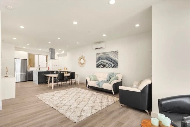 Building Photo - Ballard Townhome