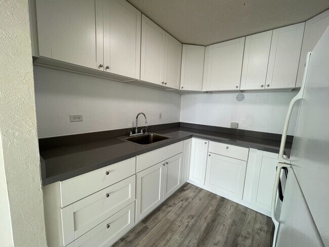 Foto del edificio - Pearl Two - 2 bedrooms, 1 bath Condo with 1 parking - Avail now!