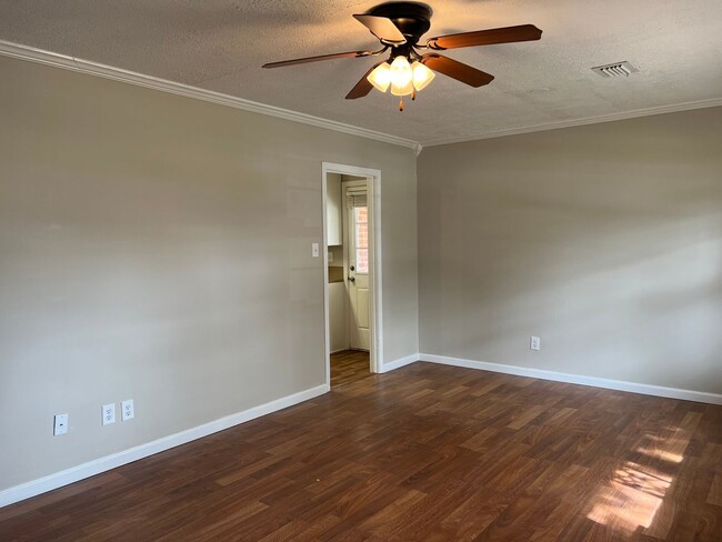 Building Photo - Check out this 3- Bedroom Prattville Cutie !!