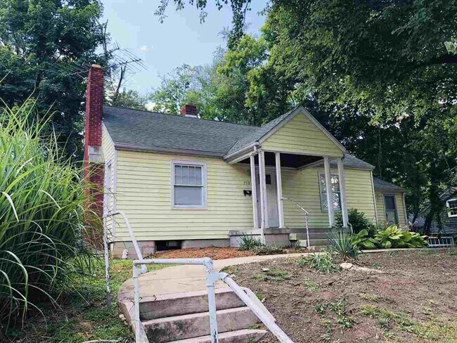 Building Photo - Large 4 BR House Near Downtown and IU Camp...