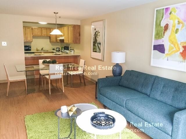 Foto principal - 691 Parker St