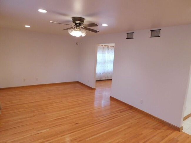 Building Photo - 1st Floor Lyndhurst Apartment - 3 Bdrm