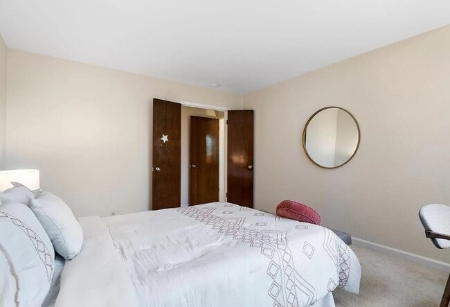 Building Photo - Executive-Style Unit Available Now