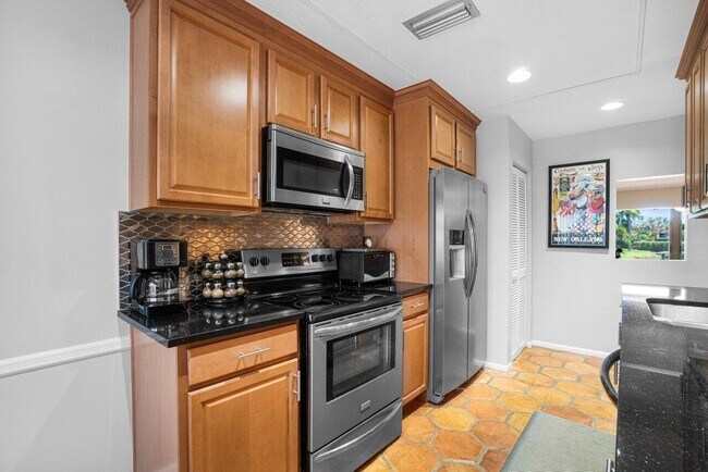 Building Photo - 8536 Casa Del Lago