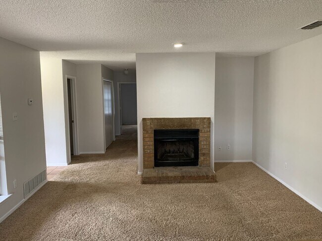 Foto del edificio - 305 Shady Valley Dr