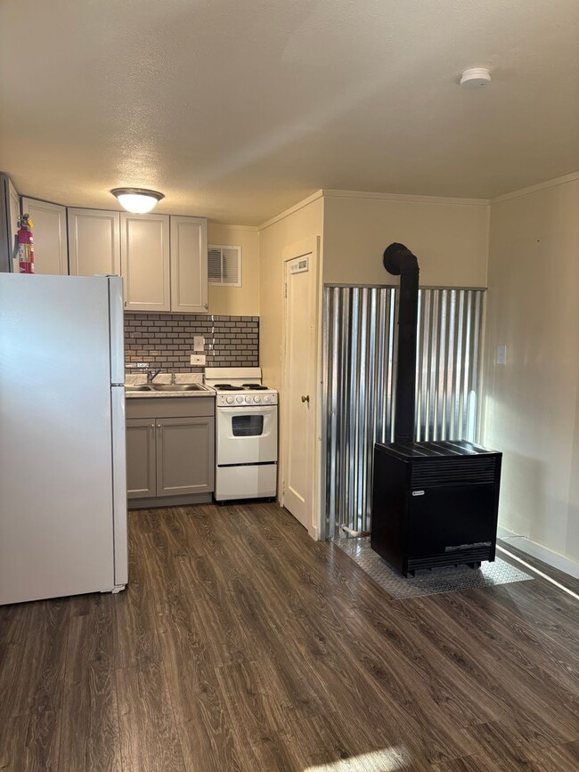 Building Photo - Charming 1BR Apartment on Historic Higgins...